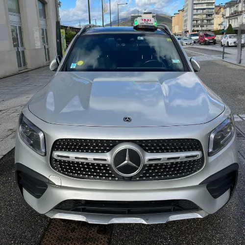 voiture taxi en attente de passager a aix les bains